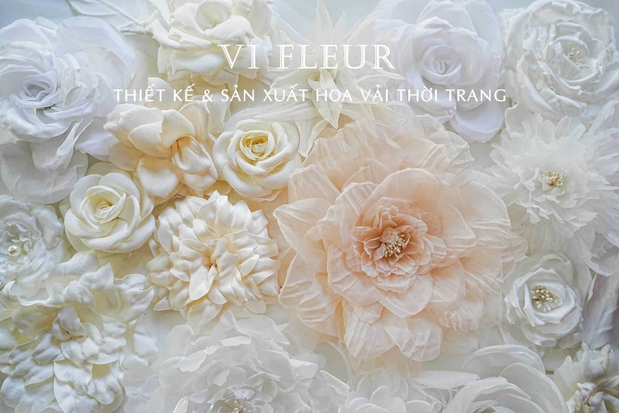 Hoa vải được gia công và đính trang phục thường xuất phát từ các xưởng hoa vải thủ công cao cấp Hoa vải được gia công và đính trang phục thường xuất phát từ các xưởng hoa vải thủ công cao cấp