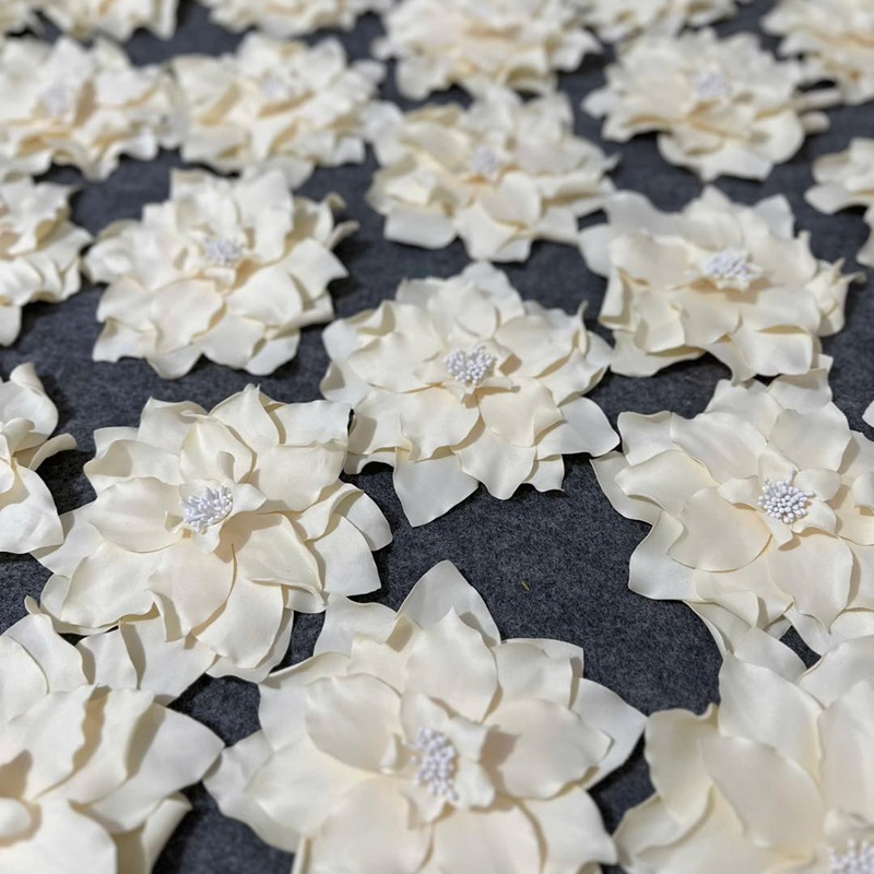 Hoa vải thủ công là loại hoa được tạo hình hoàn toàn bằng tay, từ khâu chọn vải, xử lý cánh, tạo form đến hoàn thiện chi tiết. Hoa vải thủ công là loại hoa được tạo hình hoàn toàn bằng tay, từ khâu chọn vải, xử lý cánh, tạo form đến hoàn thiện chi tiết.