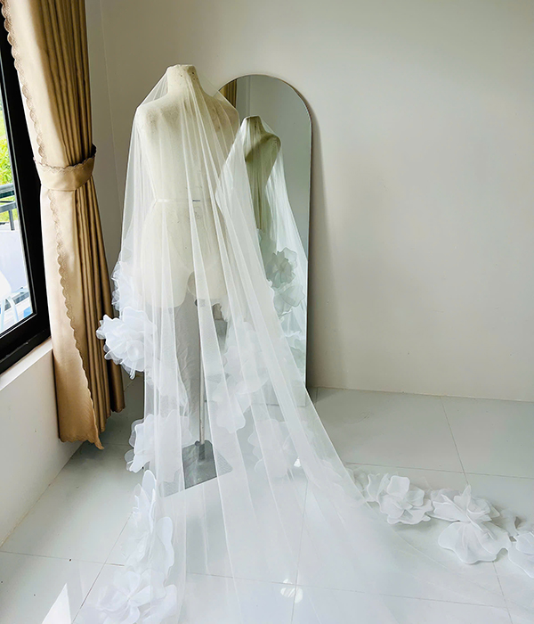 Các dự án veil tại Vi Fleur thường bắt đầu từ concept, form váy và nhu cầu ứng dụng: trình diễn, chụp ảnh hay sản xuất theo bộ sưu tập. Các dự án veil tại Vi Fleur thường bắt đầu từ concept, form váy và nhu cầu ứng dụng: trình diễn, chụp ảnh hay sản xuất theo bộ sưu tập.