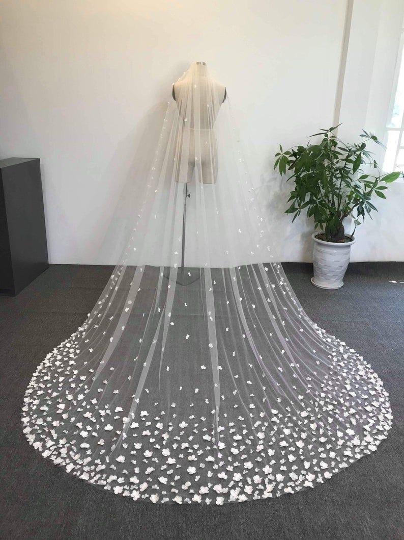 Floral bridal veils have become a signature element in modern bridal design. Floral bridal veils have become a signature element in modern bridal design.