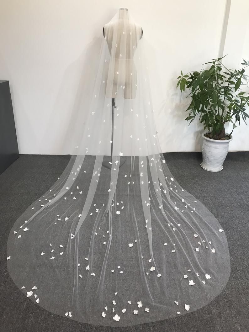 Voan cho cô dâu là lớp vải mỏng, nhẹ, thường được làm từ tulle, voan mềm hoặc organza, được đeo cùng váy cưới trong lễ cưới hoặc buổi chụp hình. Voan cho cô dâu là lớp vải mỏng, nhẹ, thường được làm từ tulle, voan mềm hoặc organza, được đeo cùng váy cưới trong lễ cưới hoặc buổi chụp hình.