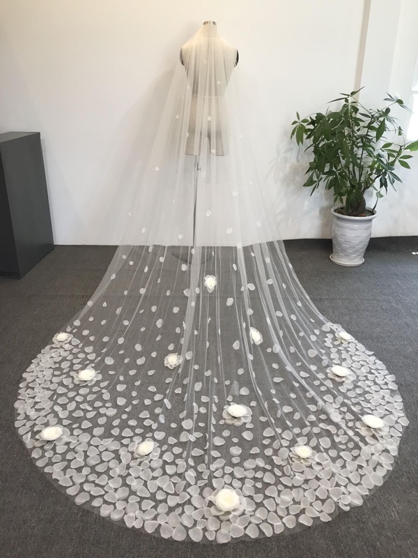 Voan dài tạo cảm giác sang trọng và giúp khung hình trở nên ấn tượng hơn. Voan dài tạo cảm giác sang trọng và giúp khung hình trở nên ấn tượng hơn.