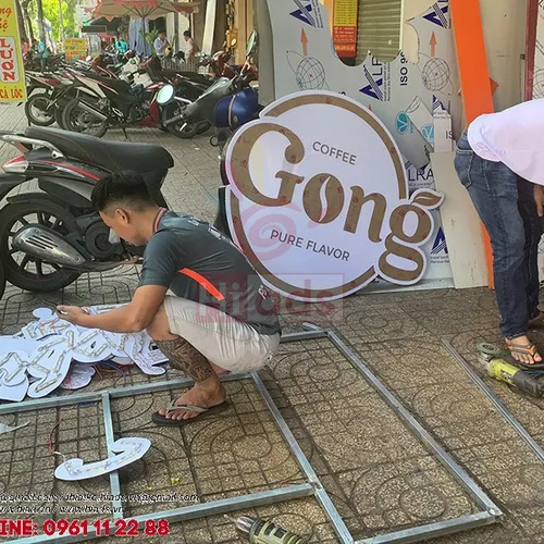 Thiết Kế Và Thi Công Bảng Hiệu Quán Cà Phê – Sáng Tạo Với Chất Liệu Mica Và Đèn LED Siêu Sáng