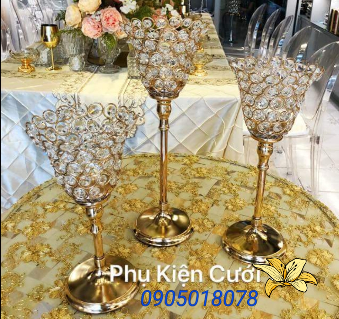 Chân nến pha lê trang trí tông màu vàng Chân nến pha lê trang trí tông màu vàng