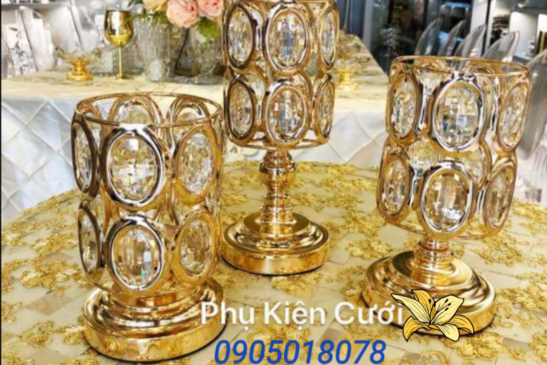 Chân nến pha lê trang trí tông màu vàng Chân nến pha lê trang trí tông màu vàng