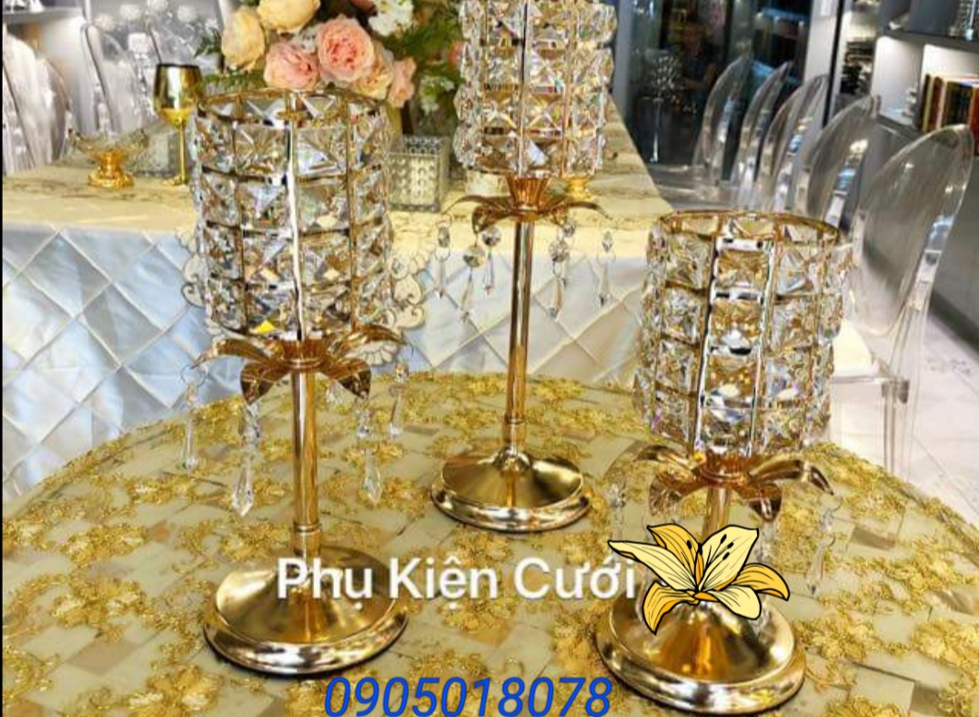 Chân nến pha lê trang trí tông màu vàng Chân nến pha lê trang trí tông màu vàng