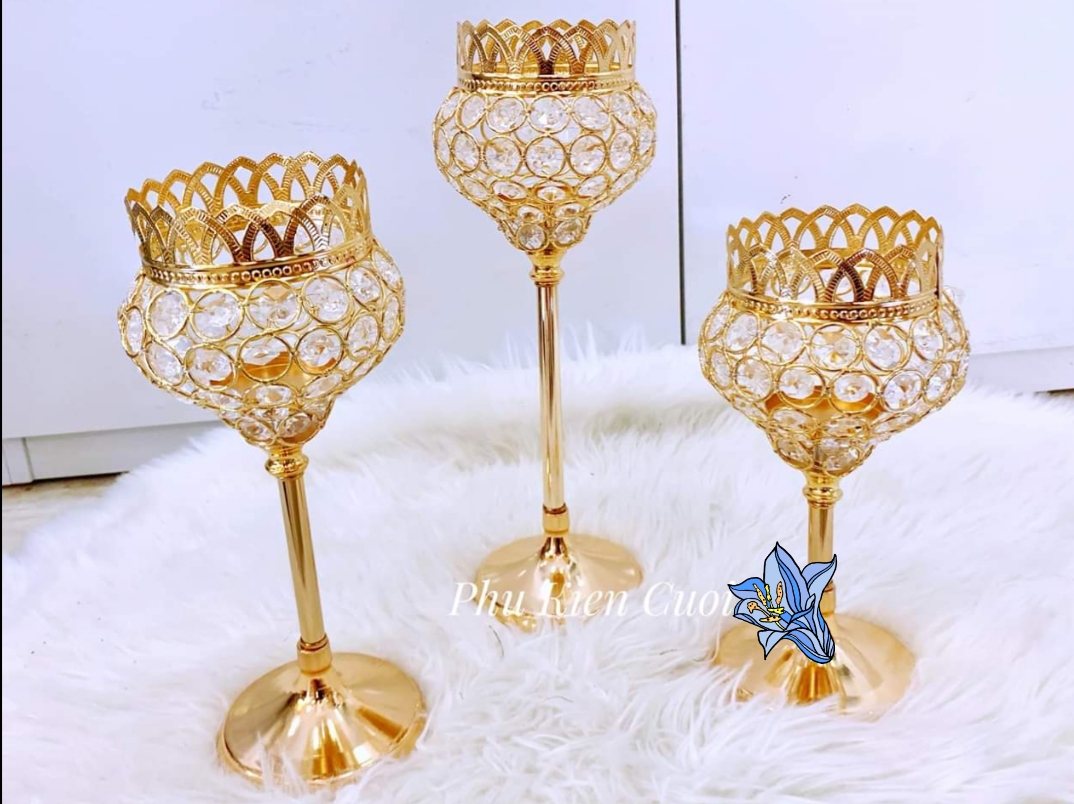 Chân nến pha lê màu vàng, màu bạc Chân nến pha lê màu vàng, màu bạc
