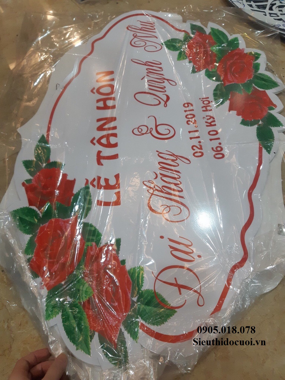 Bảng tên cô dâu chú rể bằng fomex, tem nước suối, chữ xốp Bảng tên cô dâu chú rể bằng fomex, tem nước suối, chữ xốp