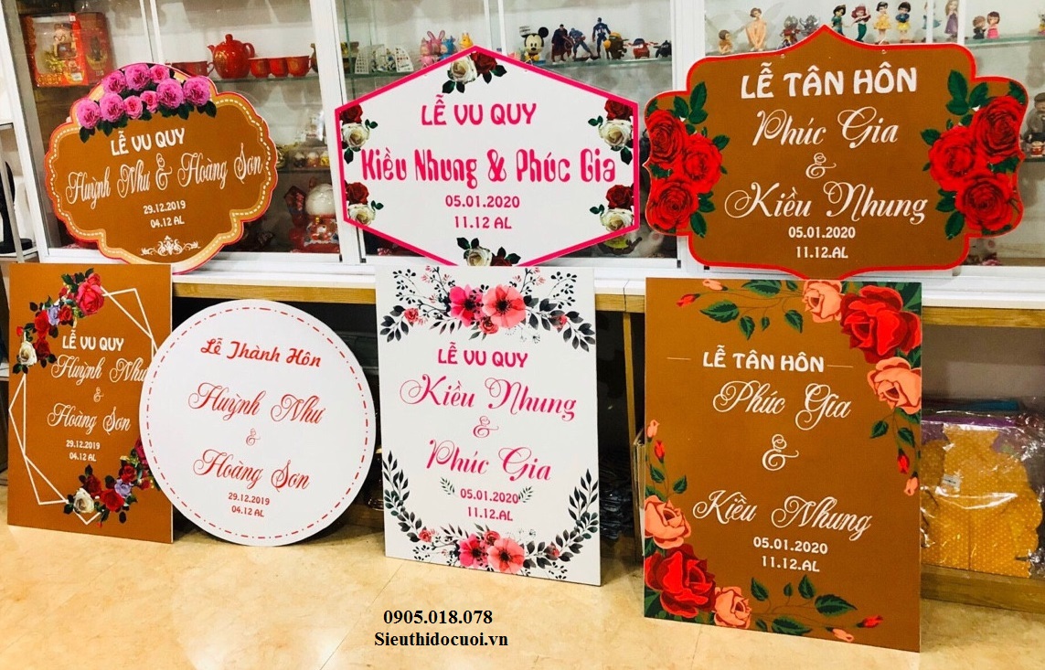 Bảng tên cô dâu chú rể bằng fomex, tem nước suối, chữ xốp Bảng tên cô dâu chú rể bằng fomex, tem nước suối, chữ xốp