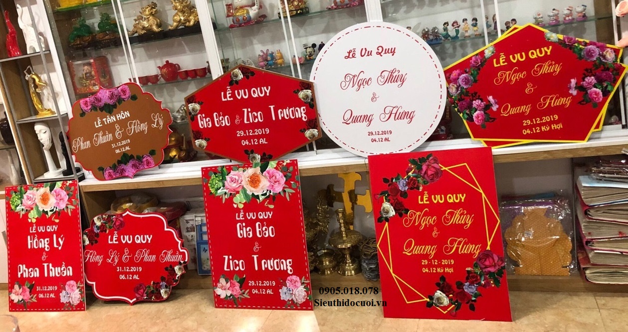 Bảng tên cô dâu chú rể bằng fomex, tem nước suối, chữ xốp Bảng tên cô dâu chú rể bằng fomex, tem nước suối, chữ xốp