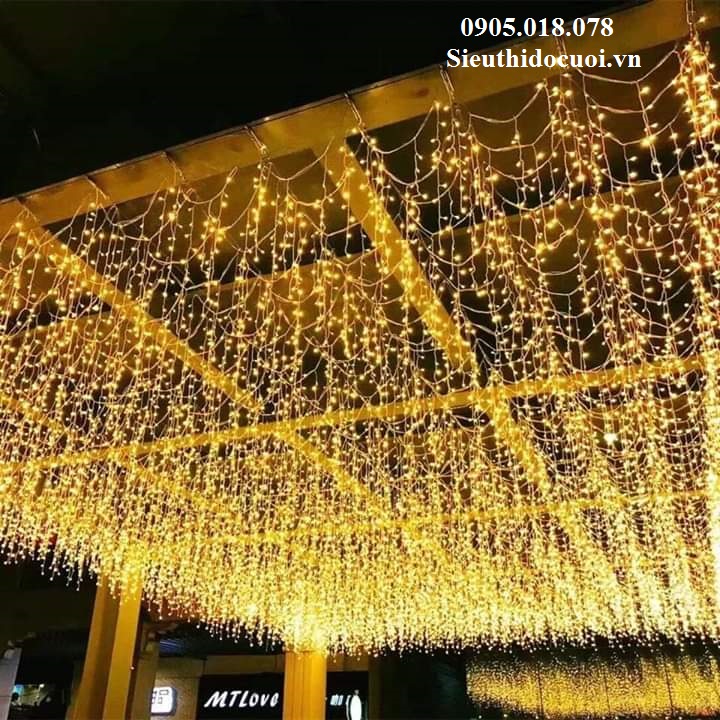 Led treo trần một dây ngang 3m, có 16 sợi rủ xuống (trong đó 8 sợi dài 0,6m, 8 sợi dài 0.4m) Led treo trần một dây ngang 3m, có 16 sợi rủ xuống (trong đó 8 sợi dài 0,6m, 8 sợi dài 0.4m)