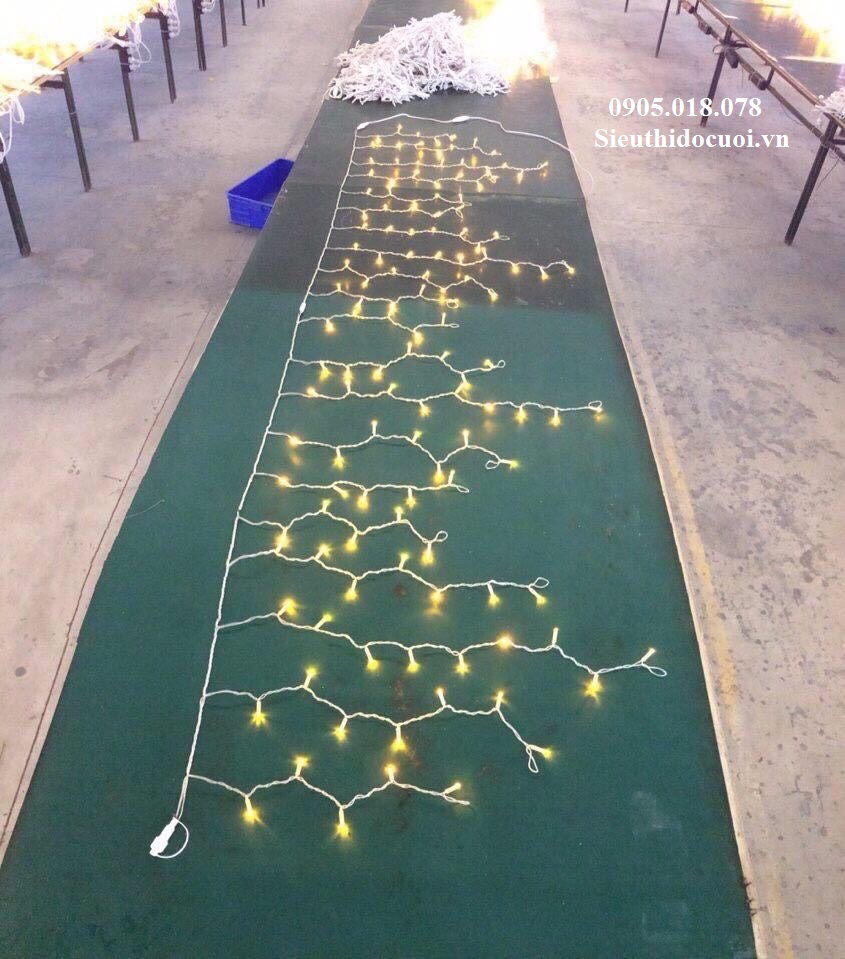 Led treo trần một dây ngang 3m, có 16 sợi rủ xuống (trong đó 8 sợi dài 0,6m, 8 sợi dài 0.4m) Led treo trần một dây ngang 3m, có 16 sợi rủ xuống (trong đó 8 sợi dài 0,6m, 8 sợi dài 0.4m)