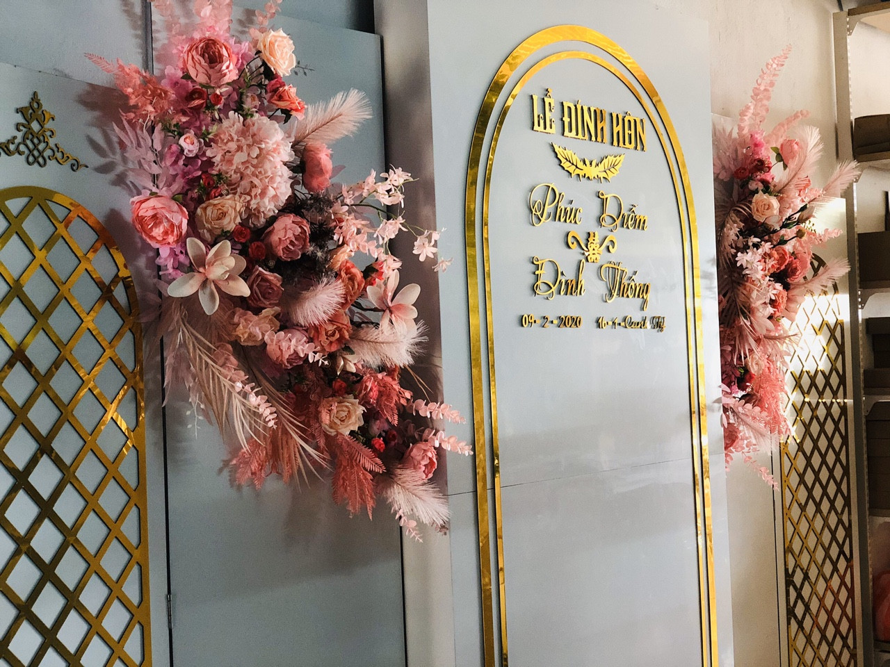 Bảng tên cô dâu chú rể bằng alu và bộ chữ số Bảng tên cô dâu chú rể bằng alu và bộ chữ số