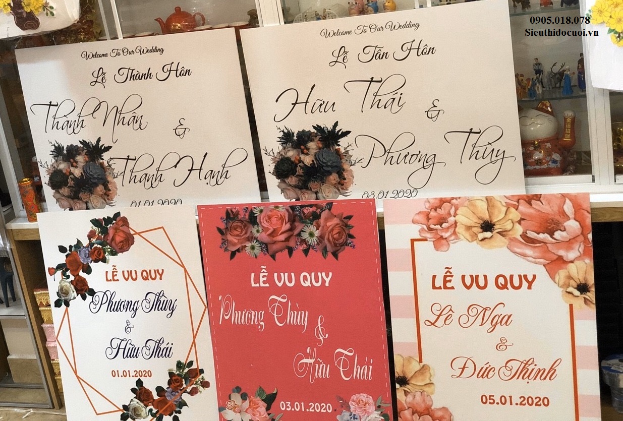 Bảng tên cô dâu chú rể bằng fomex, tem nước suối, chữ xốp Bảng tên cô dâu chú rể bằng fomex, tem nước suối, chữ xốp