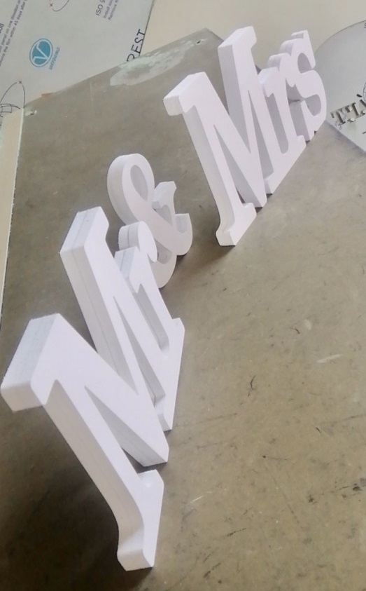 Bảng tên cô dâu chú rể bằng fomex, tem nước suối, chữ xốp Bảng tên cô dâu chú rể bằng fomex, tem nước suối, chữ xốp