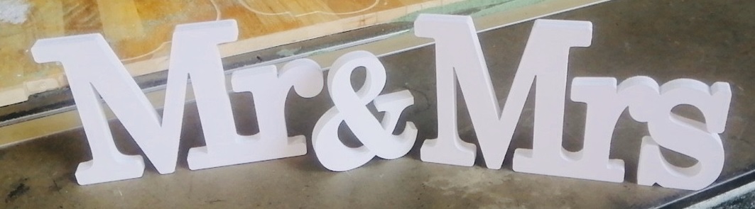 Bảng tên cô dâu chú rể bằng fomex, tem nước suối, chữ xốp Bảng tên cô dâu chú rể bằng fomex, tem nước suối, chữ xốp