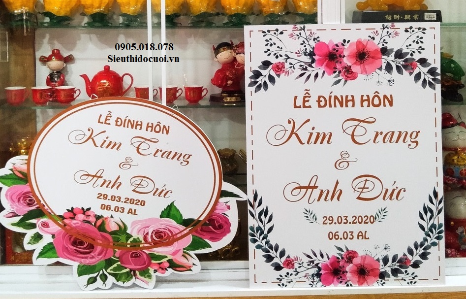 Bảng tên cô dâu chú rể bằng fomex, tem nước suối, chữ xốp Bảng tên cô dâu chú rể bằng fomex, tem nước suối, chữ xốp