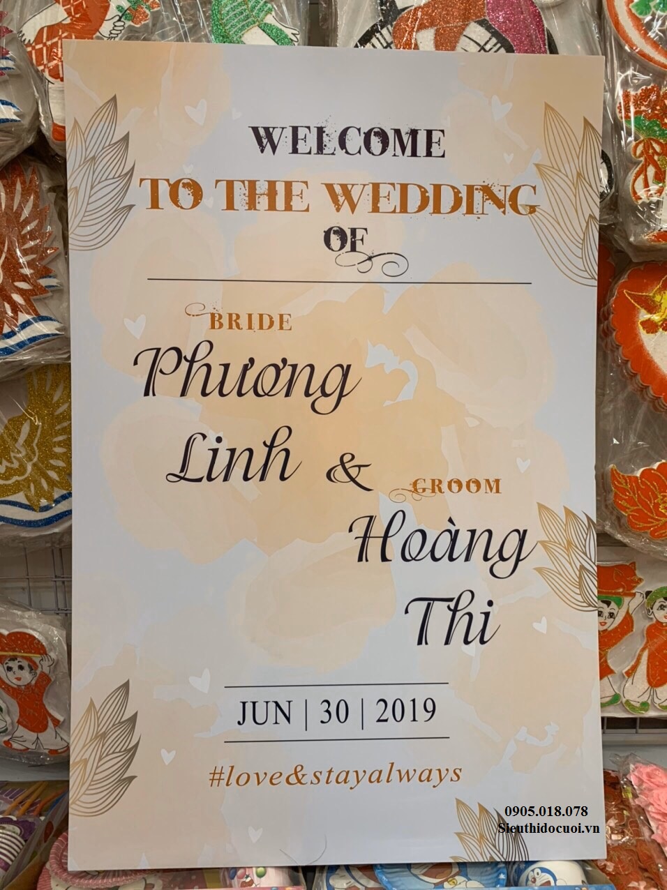 Bảng tên cô dâu chú rể bằng fomex, tem nước suối, chữ xốp Bảng tên cô dâu chú rể bằng fomex, tem nước suối, chữ xốp