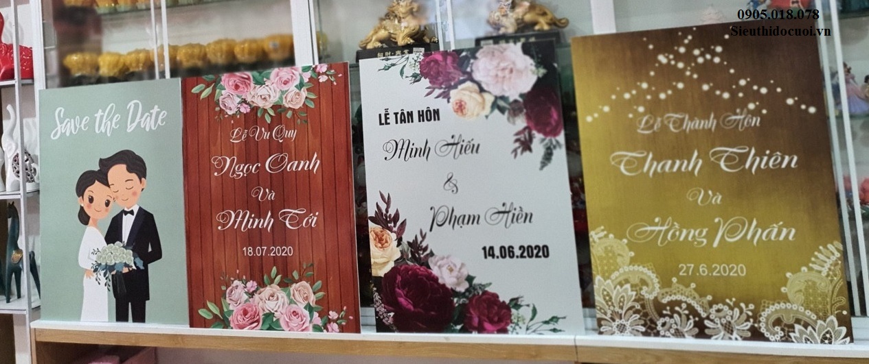 Bảng tên cô dâu chú rể bằng fomex, tem nước suối, chữ xốp Bảng tên cô dâu chú rể bằng fomex, tem nước suối, chữ xốp