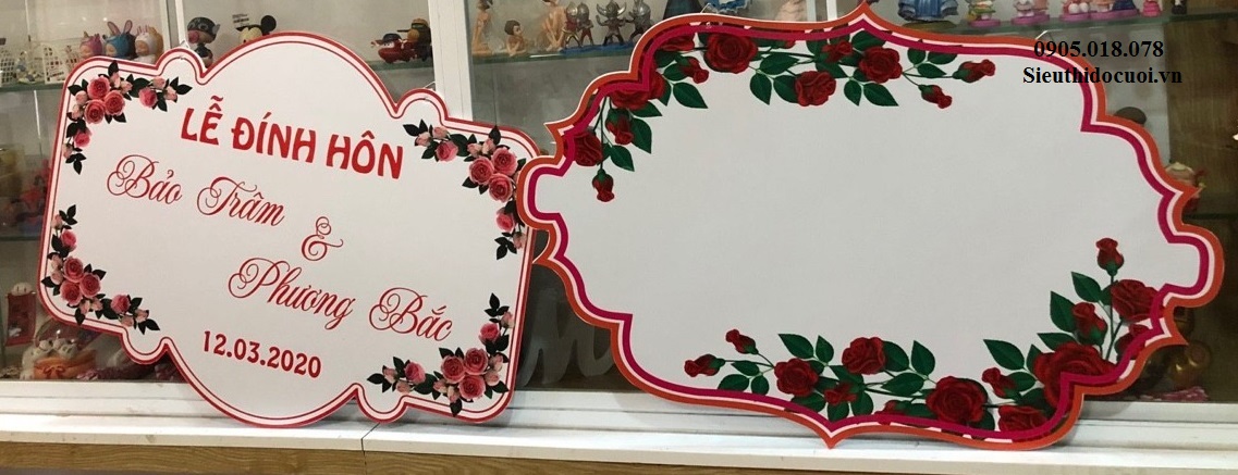 Bảng tên cô dâu chú rể bằng fomex, tem nước suối, chữ xốp Bảng tên cô dâu chú rể bằng fomex, tem nước suối, chữ xốp