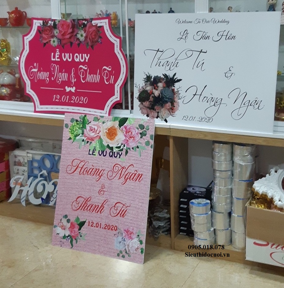 Bảng tên cô dâu chú rể bằng fomex, tem nước suối, chữ xốp Bảng tên cô dâu chú rể bằng fomex, tem nước suối, chữ xốp