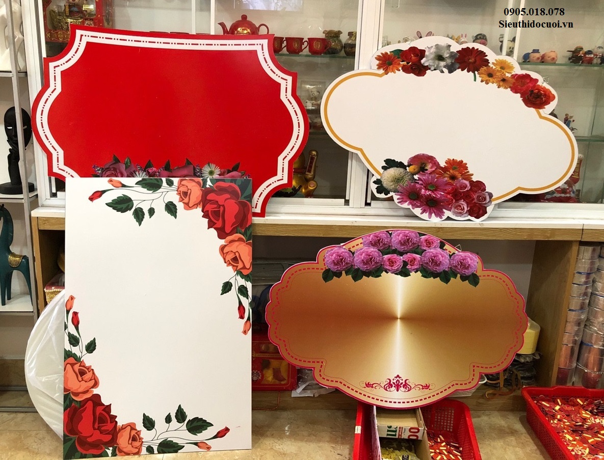 Bảng tên cô dâu chú rể bằng fomex, tem nước suối, chữ xốp Bảng tên cô dâu chú rể bằng fomex, tem nước suối, chữ xốp