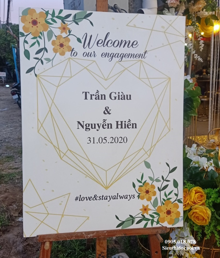 Bảng tên cô dâu chú rể bằng fomex, tem nước suối, chữ xốp Bảng tên cô dâu chú rể bằng fomex, tem nước suối, chữ xốp