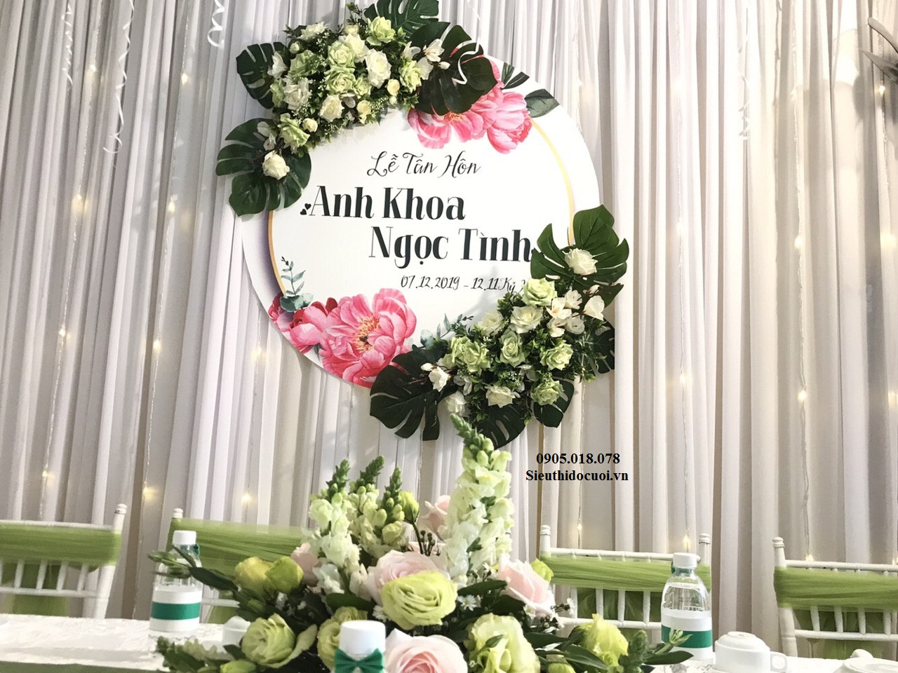 Bảng tên cô dâu chú rể bằng fomex, tem nước suối, chữ xốp Bảng tên cô dâu chú rể bằng fomex, tem nước suối, chữ xốp