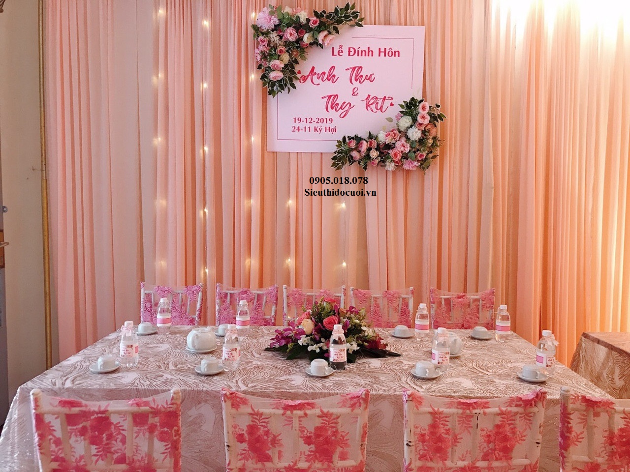 Bảng tên cô dâu chú rể bằng fomex, tem nước suối, chữ xốp Bảng tên cô dâu chú rể bằng fomex, tem nước suối, chữ xốp