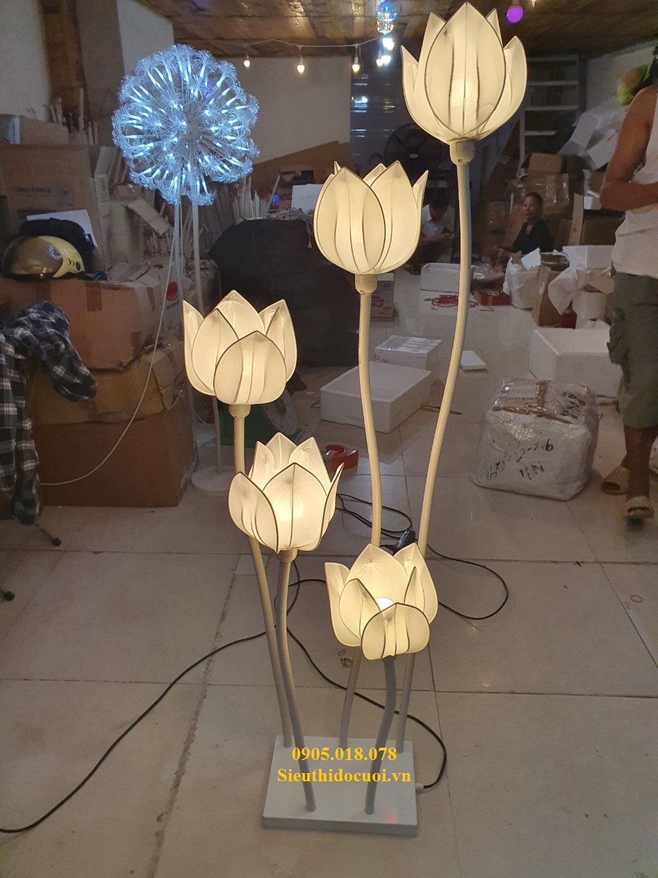 Trụ đèn dẫn lối Hoa Sen