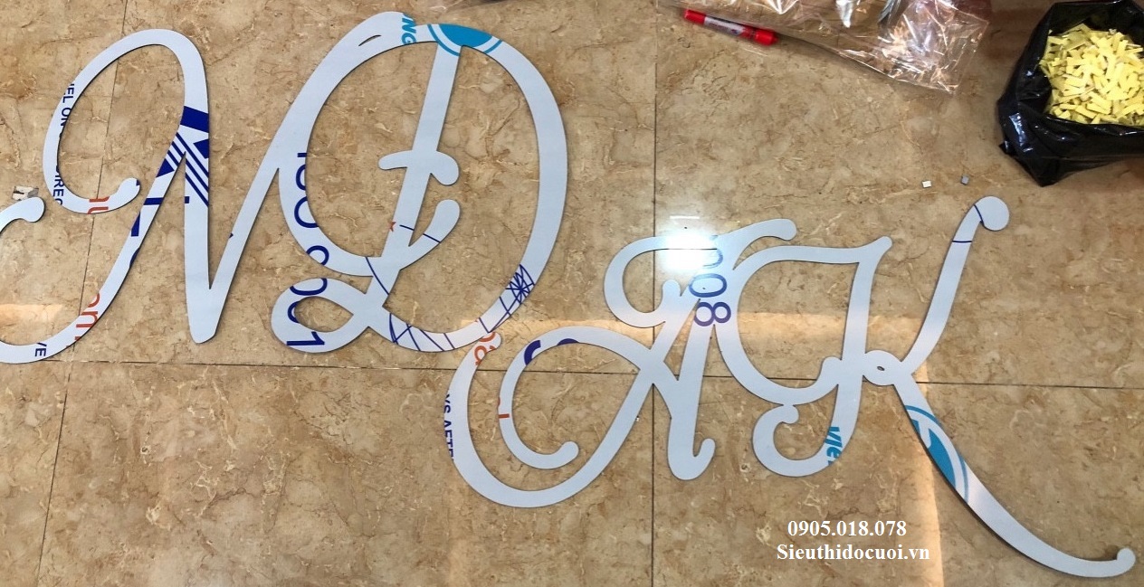 Bảng tên cô dâu chú rể bằng alu và bộ chữ số Bảng tên cô dâu chú rể bằng alu và bộ chữ số