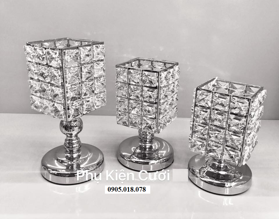 Chân nến pha lê trang trí tông màu bạc Chân nến pha lê trang trí tông màu bạc