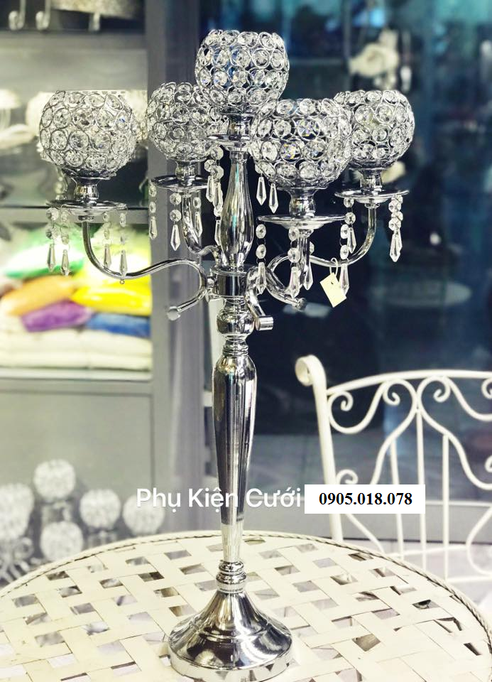 Chân nến pha lê trang trí tông màu bạc Chân nến pha lê trang trí tông màu bạc