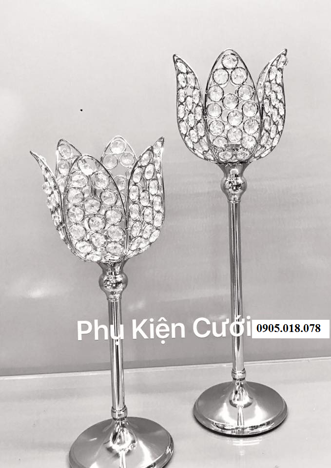 Chân nến pha lê trang trí tông màu bạc Chân nến pha lê trang trí tông màu bạc