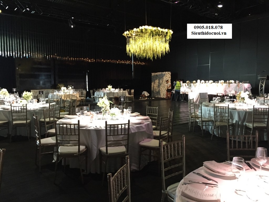 Ghế Tiffany bằng nhựa cao cấp đúc nguyên khối Ghế Tiffany bằng nhựa cao cấp đúc nguyên khối