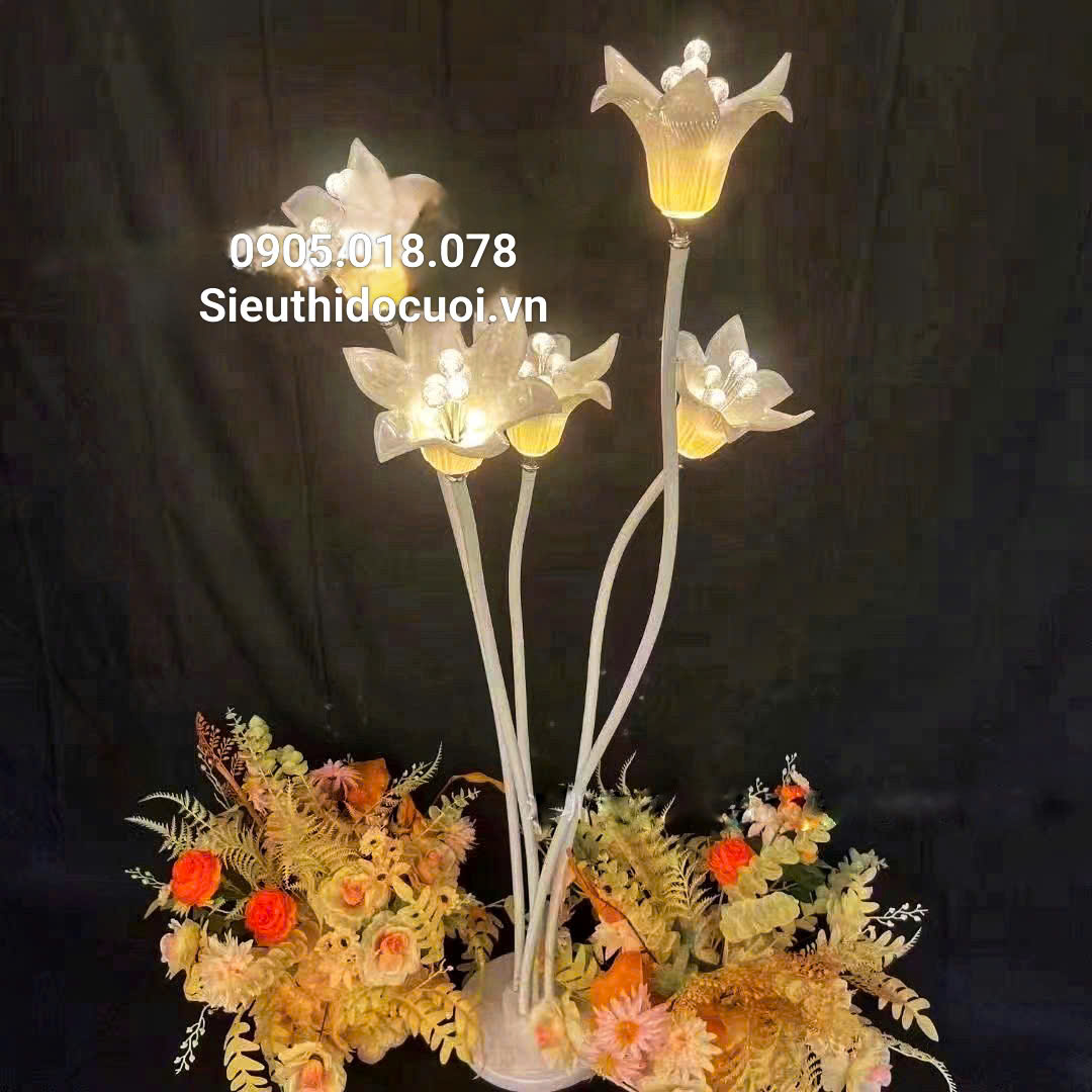 Đèn dẫn lối sân khấu đám cưới hoa loa kèn