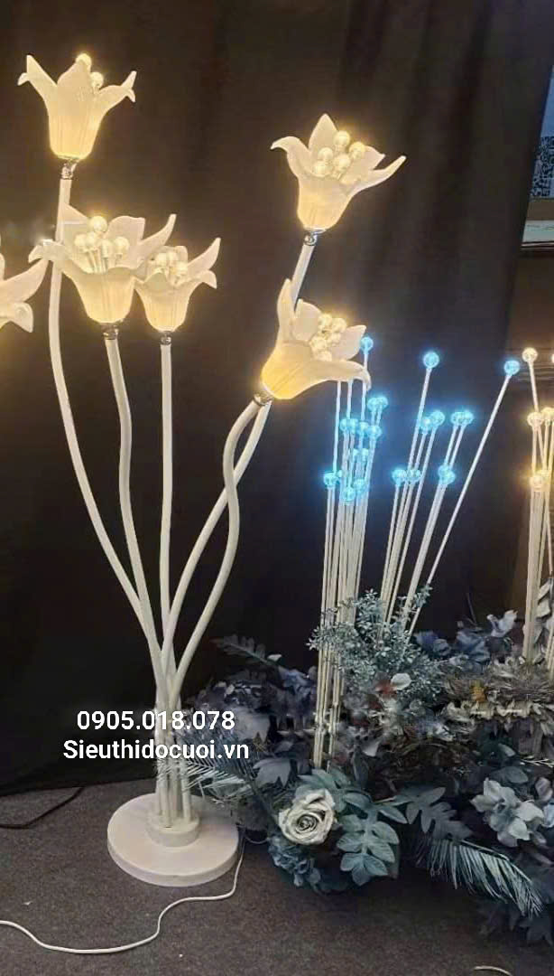 Đèn dẫn lối sân khấu đám cưới hoa loa kèn Đèn dẫn lối sân khấu đám cưới hoa loa kèn