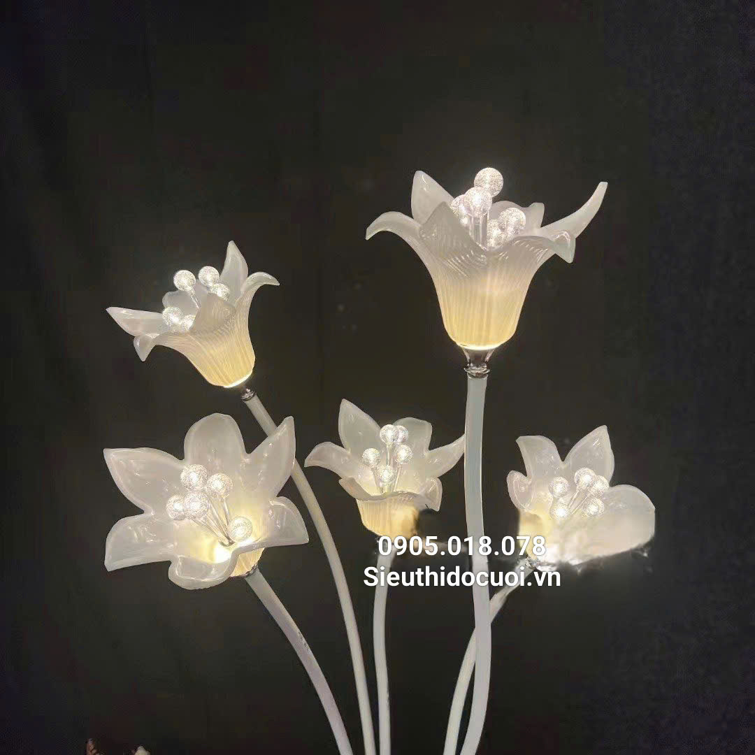 Đèn dẫn lối sân khấu đám cưới hoa loa kèn Đèn dẫn lối sân khấu đám cưới hoa loa kèn