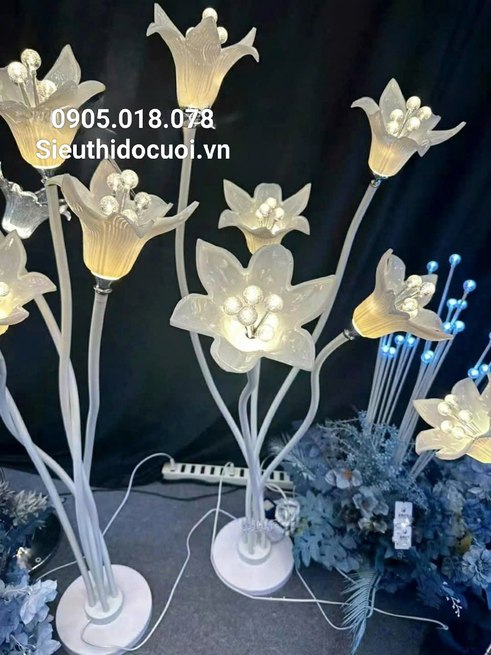 Đèn dẫn lối sân khấu đám cưới hoa loa kèn Đèn dẫn lối sân khấu đám cưới hoa loa kèn