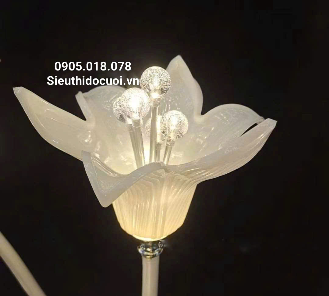 Đèn dẫn lối sân khấu đám cưới hoa loa kèn Đèn dẫn lối sân khấu đám cưới hoa loa kèn