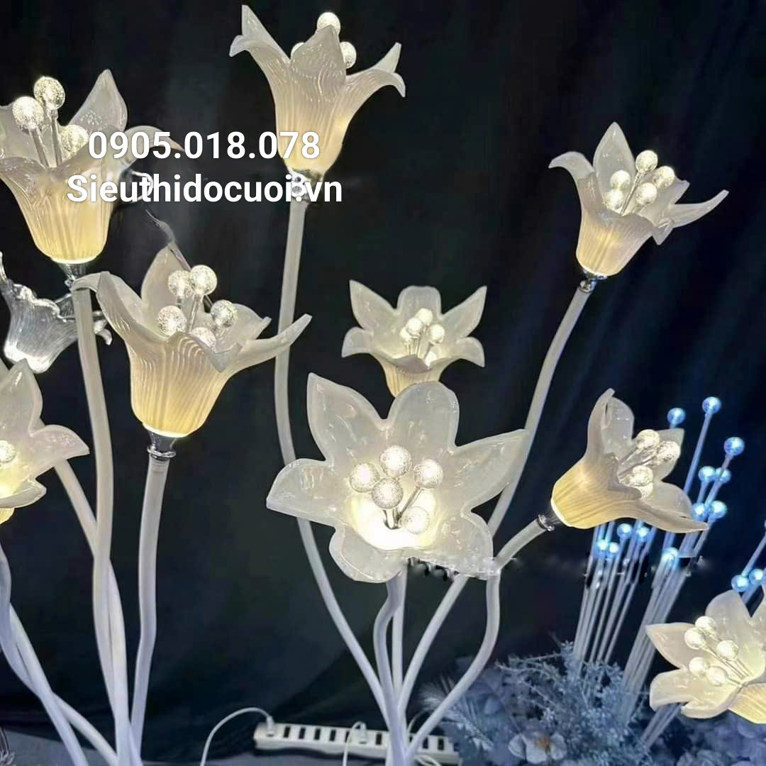 Đèn dẫn lối sân khấu đám cưới hoa loa kèn Đèn dẫn lối sân khấu đám cưới hoa loa kèn