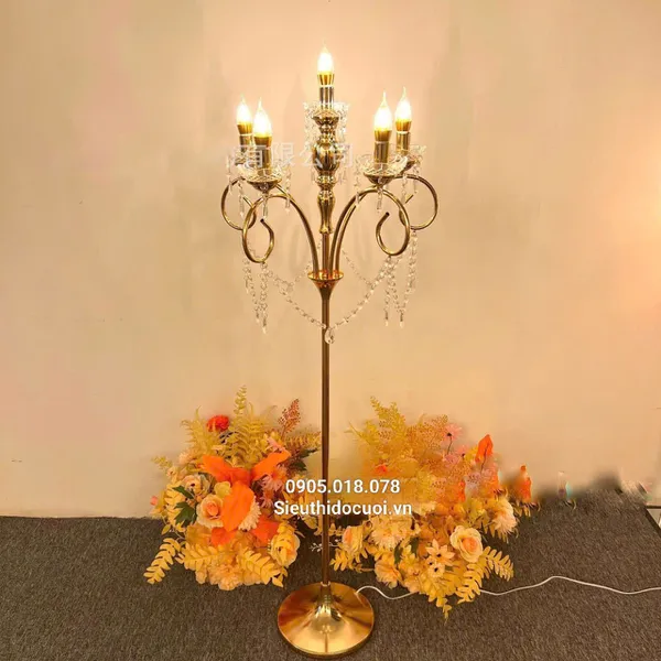 Dẫn lối sân khấu đám cưới đèn chùm 5 ngọn