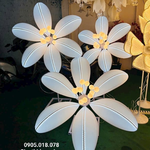 Đèn dẫn lối hoa bách hợp