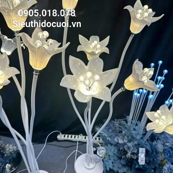 Đèn dẫn lối sân khấu đám cưới hoa loa kèn