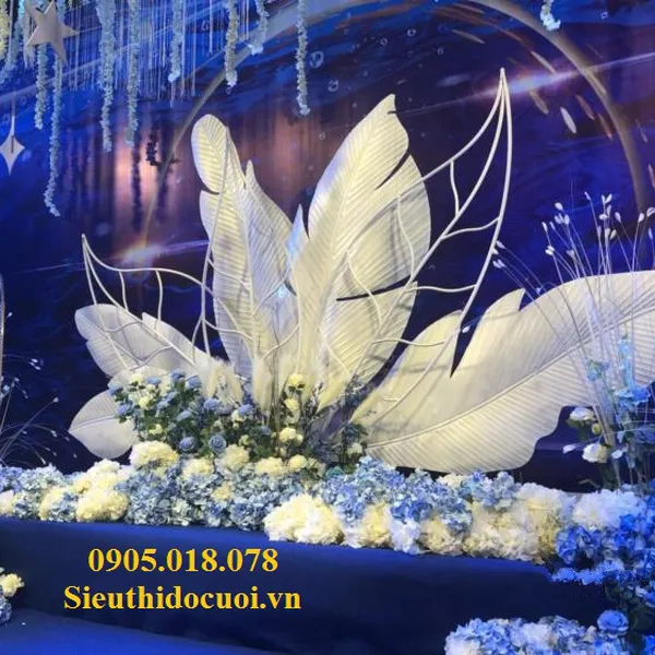 Hoa và lá trang trí sân khấu