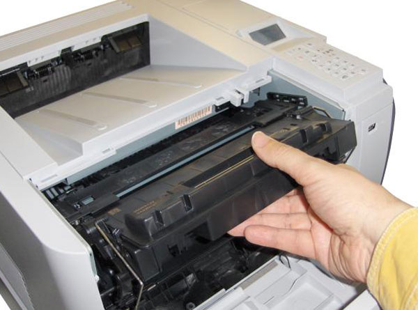 huong-da-lay-hop-muc-CE55A-ra-khoi-may-HP P3015/3010