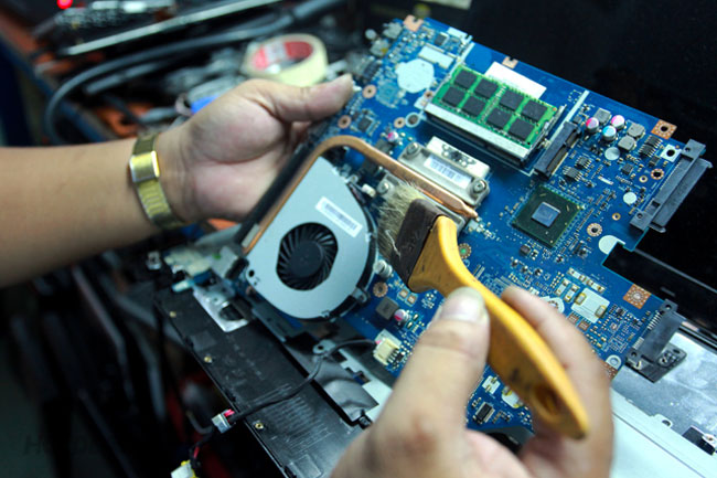 chuyen-thay-man-hinh-laptop-gia-re-tai-quan-6-hau-giang