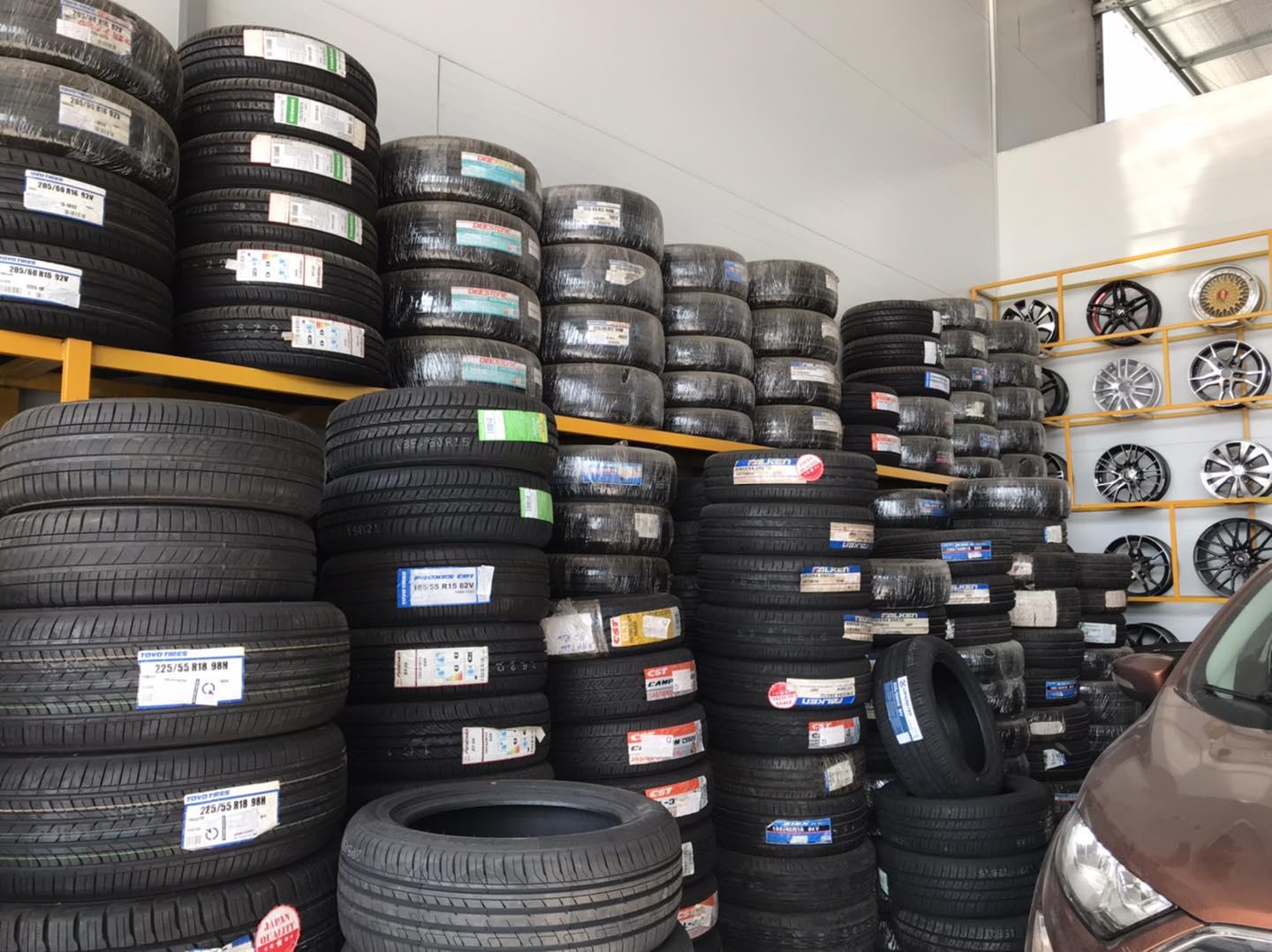 lốp xe 7 chỗ chính hãng tại Bình Dương