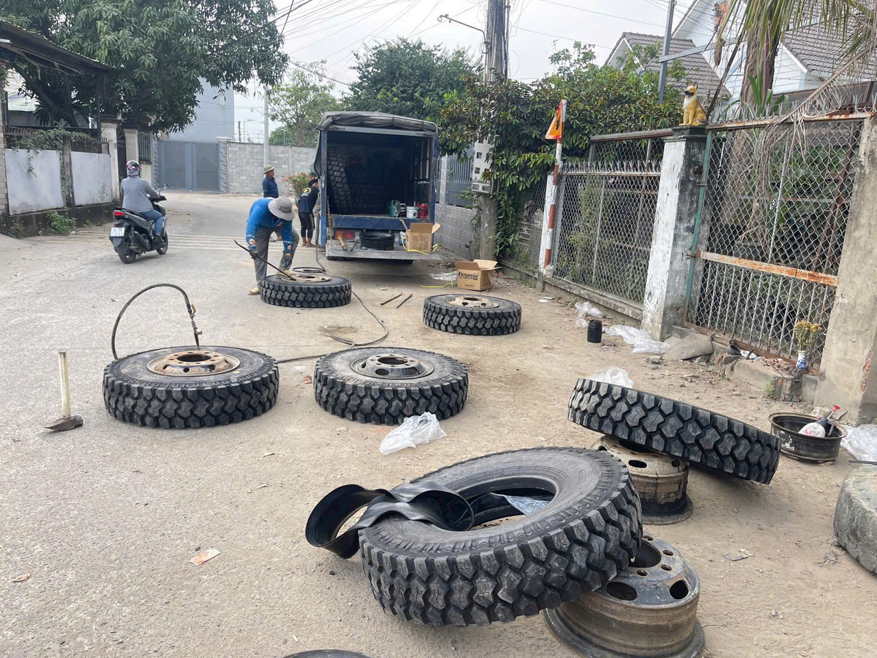 dịch vụ cứu hộ lốp xe tải tại Bình Dương