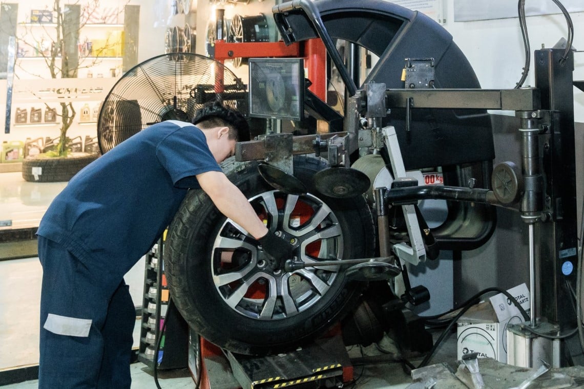 cân bằng động bánh xe ô tô tại TPHCM